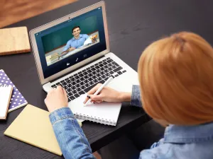 حفزي طفلك بالمكافآت لإقناعه بفعل شيء ما، في البداية