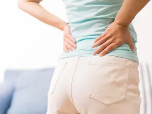 اشربي الكثير من الماء، حيث يساعد الماء على إزالة السموم من الجسم ويلين المفاصل