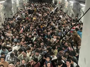 إجلاء 16 ألف شخص من مطار كابول خلال 24 ساعه