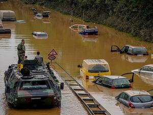 سيارات غمرتها المياه نتيجة الفيضانات بولاية تينيسي الأمريكية