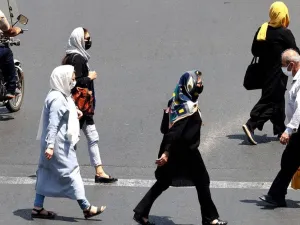تاتي تحذيرات المرشد في ظل الارقام غير المسبوقة للاصابات التي اعلن عنها في البلاد