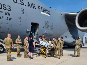 الأم عقب انجابها لطفلة على متن الطائرة الأمريكية