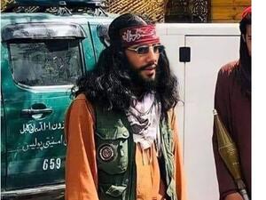 زي مقاتل من جماعة طالبان يثير موجة واسعة من الضحك والتندر