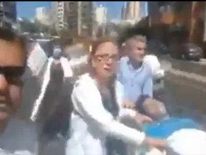 فيديو.. نقل مريض سيرا على الأقدام لعدم توفر الوقود