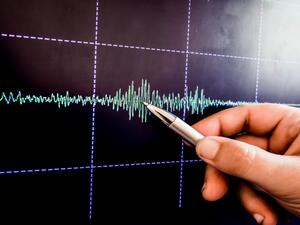 هزة أرضية بقوة 5.8 درجة تضرب جزر إندونيسية