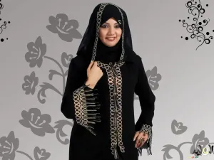 تمتلك العلامة التجارية المحتشمة التي تم إطلاقها حديثًا في الشرق الأوسط مجموعة متنوعة من السترات والفساتين والبدلات العلوية والسراويل والتنانير