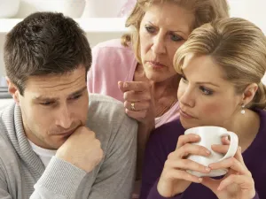 احرصي على أن تعرف حماتك أنكِ مهتمة بالتواصل معها، واتصلي بها كل فترة 