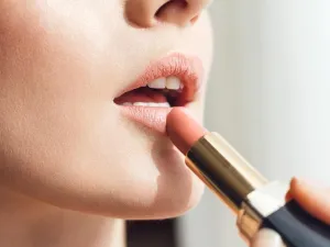 تقدم لك العلامة التجارية الأشهر على الإطلاق Chanel أحمر شفاه بدرجة الأحمر الفرنسي