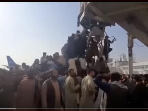 طائرة يبدو انها عسكرية اميركية وهي تقلع من على ارضية المطار 