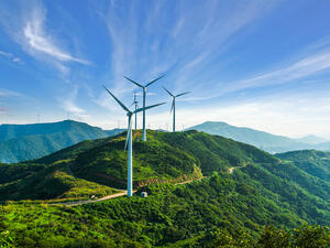 كانت شنايدر إلكتريك قد صنفت، في وقت سابق من العام، الشركة الأكثر استدامة في العالم في عام 2021 في تصنيف مؤسسة "كوربوريت نايتسCorporate Knights " السنوي لأكثر 100 شركة مستدامة في العالم. شنايدر إلكتريك تحتل المرتبة الأولى في مجال الاستدامة في قطاعها بحسب تصنيف وكالة Vigeo Eiris  للحوكمة البيئية والاجتماعية وحوكمة الشركات