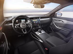 يأتي طراز F-PACE R-Dynamic Black بتصميم مميز ومواصفات محسّنة، تتضمن باقة التصميم السوداء التي تتضمن أغطية سوداء لامعة للمرايا الجانبية، وسقفاً بانورامياً ثابتاً  طرح طراز جديد من سيارة جاكوار F-PACE وتحسين ميزاتها التكنولوجية