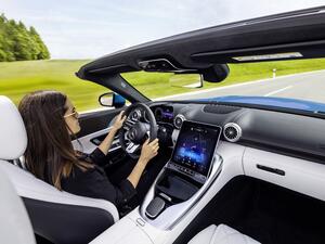 نظرة حصرية على مقصورة سيارة SL الجديدة من مرسيدس–AMG