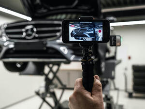 مرسيدس-بنز تقدم تطبيق StarView الجديد لإطلاع العملاء على إجراءات الخدمة والصيانة لسياراتهم مباشرة عبر الفيديو