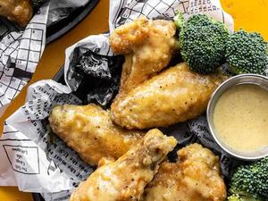 أجنحة الدجاج المشوية بصلصة الخردل الحلو