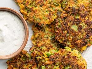 فطائر الخضار بصلصة الأعشاب والثوم