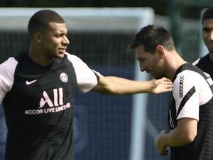 (From L) PSG's French forward Kylian Mbappe, Argentinian forward Lionel Messi and Moroccan defender Achraf Hakimi attend a training session on august 13, 2021. (Photo: AFP)