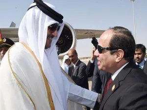 الرئيس المصري عبد الفتاح السيسي، وأمير قطر تميم بن حمد آل ثاني