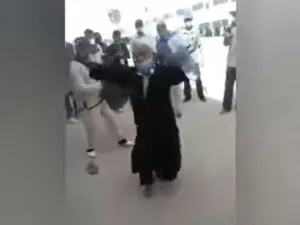 مسن يرقص فرحا في تونس