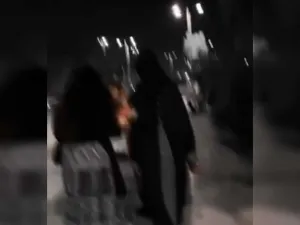 مشهد من مقطع فيديو لتحرش بسيدة في المدينة المنورة
