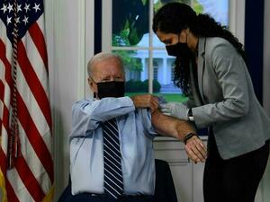 الرئيس الأمريكي يتلقّى جرعة ثالثة من لقاح فايزر المضادّ لكوفيد