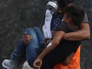 طفل يتشبث ببوظته على الرغم من إصابته برصاص قوات الاحتلال 