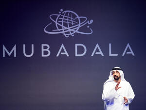 حميد عبد الله الشمري، نائب الرئيس التنفيذي للمجموعة والرئيس التنفيذي للشؤون المؤسسية والموارد البشرية في مبادلة مبادلة توقع مذكرتي تفاهم بهدف تطوير مهارات 500 متدرب إماراتي