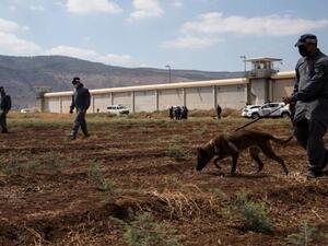 اعتقال 5 فلسطينيين من أقرباء الأسرى الفارين