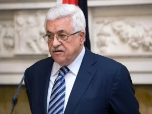 من يدفع الرئيس الفلسطيني إلى الاستقالة