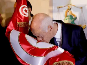 عقارب الساعة في تونس
