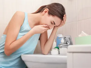 يمكن علاج بعض الحالات التي تسبب ألم المعدة والشعور بالغثيان من خلال الأدوية