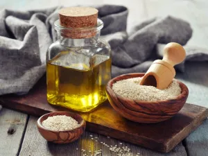 زيت الفول السوداني المحمص زيت عطري غالبًا ما يتم رشه فوق الأطباق أو إضافته إلى السلطات والصلصات