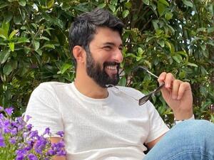 Cutie in Kaş! Engin Akyürek Adored by Fans.. and His Back Dimples Steal the Show