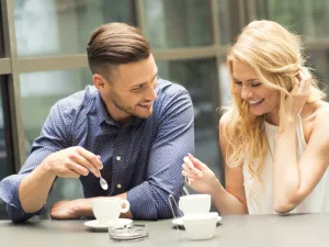 ما هي أهم الأمور التي يلاحظه الرجال في أول لقاء؟
