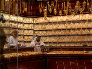 أسعار الذهب في الإمارات تنخفض بشكل طفيف اليوم 