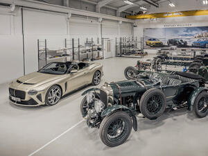 Bentley Mulliner تنجز يدوياً أولى سيارات Bacalar وBlower للعملاء   