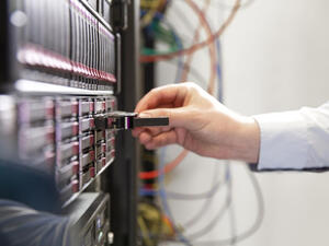 شنايدر إلكتريك وجامعة "بيرمنغهام دبي" تطوران مركز بيانات ميداني بتصميم مستدام وموّفر للطاقة في الحرم الجامعي الجديد