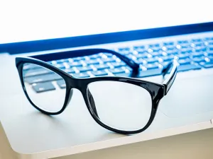 نظارة الحماية من أشعة الكمبيوتر..هل هي مفيدة حقًا؟