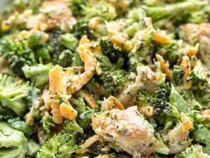 سلطة الدجاج بالبروكلي والشيدر