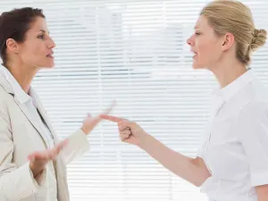 اتيكيت الاعتذار: كيف تتصالح مع زميلك في العمل؟