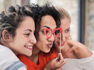 5 أبراج اجتماعية تحب الثرثرة والنميمة  