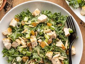 وصفات خريفية: سلطة الدجاج والكايل المقرمش