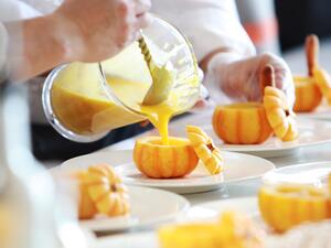 شوربة العدس الأحمر بالكاري والقرع