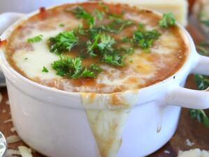 وصفات خريفية: شوربة البصل الفرنسي الكلاسيكي