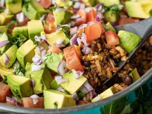 تاكو اللحم بالقرنبيط والأفوكادو