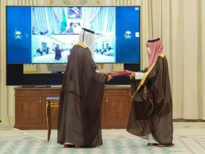 العاهل السعودي يتسلم أوراق اعتماد سفير قطر
