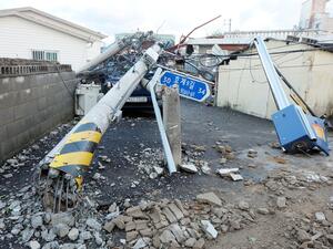 إعصار قوي يضرب اليابان ويعطل رحلات جوية وقطارات