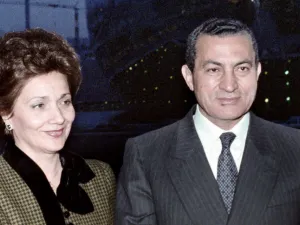 والتف المواطنون حول السيدة سوزان وجمال مبارك لالتقاط بعض الصور التذكارية 