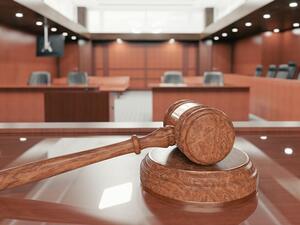 اخلت محكمة كويتية سبيل رئيس الوزراء السابق الشيخ جابر المبارك