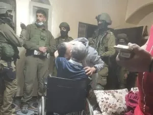  وداع  الشاب عهد يوسف الشوملي لوالده المقعد