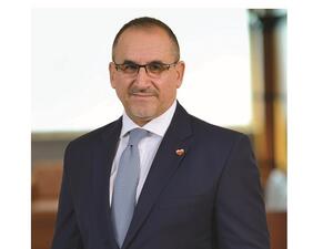 حسان جرار الرئيس التنفيذي لبنك البحرين الإسلامي البحرين الإسلامي (BisB) راعياً ذهبياً لمؤتمر أيوفي للهيئات الشرعية 19